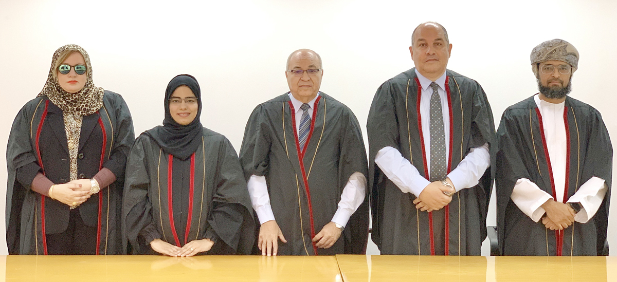 مناقشة ⁧#رسالة_ماجستير⁩ في ⁧#الإعلام⁩ للطالبة/ أماني بنت سليمان العبرية، بعنوان: "توظيف شبكتي تويتر وإنستجرام في ممارسة الاتصالات التسويقية لدى شركتي الاتصالات في سلطنة عُمان".

لجنة المناقشة:
أ.د. عبدالرحمن صوفي
د. إيمان زهرة 
د. حمد العزري 
د. محمد ساطور