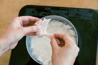 ore825's tweet photo. 米を使わず豆腐で作る

「サムゲタン風豆腐中華粥」

これ、低糖質なのに信じられないほど旨いです！

鍋に水180cc、絹豆腐150g入れ細かく崩し、ウェイパー小1弱とサラダチキン半パック入れ沸いたら片栗粉大1/2を水でといたものでとろみをつけ

小葱、ゴマ油小1で完成

お好みでザーサイや黒胡椒も！ https://t.co/k710lffUiX
