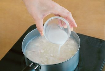 ore825's tweet photo. 米を使わず豆腐で作る

「サムゲタン風豆腐中華粥」

これ、低糖質なのに信じられないほど旨いです！

鍋に水180cc、絹豆腐150g入れ細かく崩し、ウェイパー小1弱とサラダチキン半パック入れ沸いたら片栗粉大1/2を水でといたものでとろみをつけ

小葱、ゴマ油小1で完成

お好みでザーサイや黒胡椒も！ https://t.co/k710lffUiX