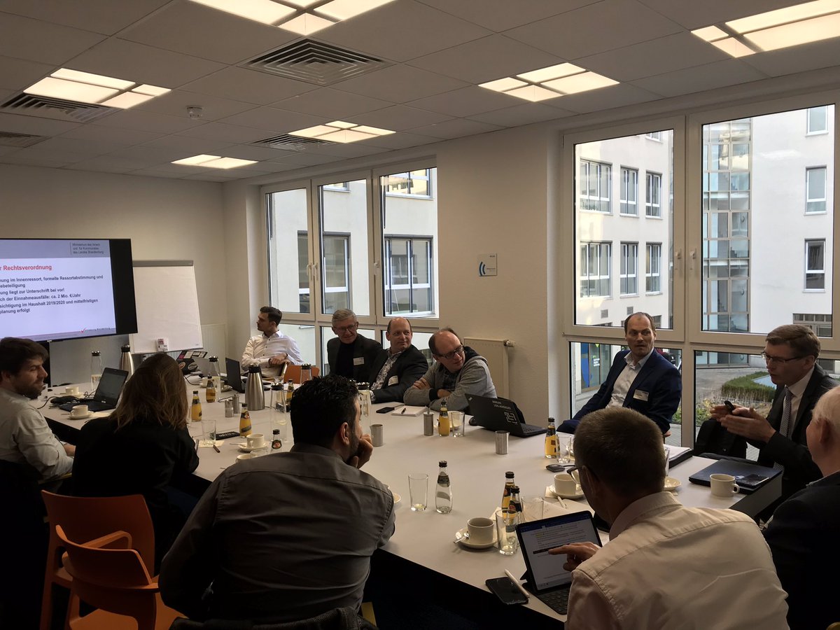Bitkom_Farming's tweet photo. #Geodaten, darunter auch #Sapos-Dienste werden noch diesem Jahr #OpenData in Brandenburg. Großer Nutzen auch für die Digitale #Landwirtschaft. André Schönitz vom #MIK stellt die neusten Entwicklungen beim AK Geoinformation vor #BitkomGeo https://t.co/TwDbnZVSg6