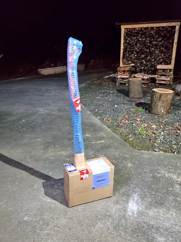 通販で頼んだ斧、厳重にして運ばれて来たが荷姿がやばいｗｗｗ