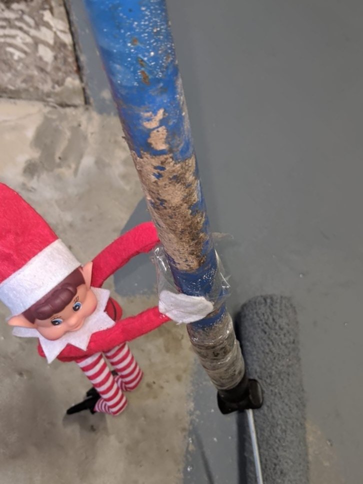 Wow...... Chippy, one of Rowlies naughty elves has painted the potato shed floor all by himself..... We have no idea what Buddy and Louis were doing though 🤔😂
#rowliesc #naughtyelf #fishandchips