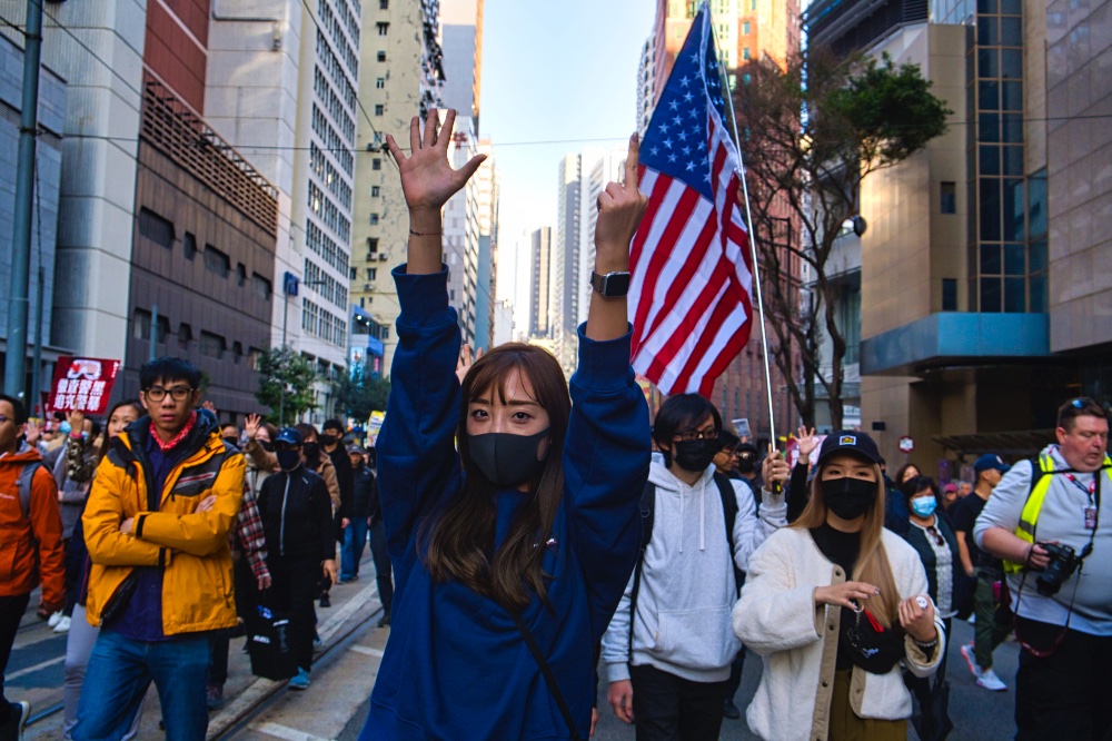 scottmallon's tweet photo. An anti-government protester lets Hong Kong #police standing on an overpass know how she feels.#hkprotesters #hkprotests #staywithhk #hongkonger #humanrightsday #freedomhk #photojournalism #humanrights #fightforfreedom #fujifilm #chinazi #polarisimages #scottmallon #fujifilmasia https://t.co/2WUoxa9dO3