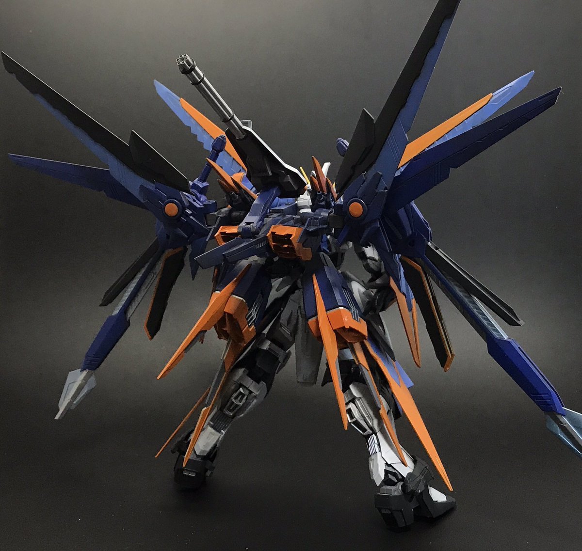 AkihalCS's tweet photo. 昨日は我らが劾さんの誕生日だったんですね…。なら便乗にヤングガイなヒィの機体と想定して作りましたゲイルジャスティスを!!
ゲイルストライクの後継なら自由かなと思っていましたが、戦闘スタイルやらを考えて捻くれた回答として正義に盛ってみたんですよね。今でもお気に入りです。
#VSASTRAY https://t.co/Wc6DqYQ5TY