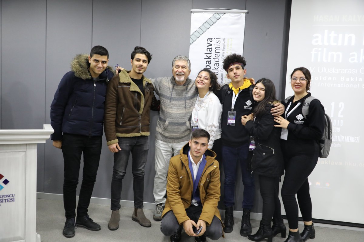 Film Gösterimleri ve Sinema Atölyeleri 🎬📽️
V. Altın Baklava Film Festivali, ilk olarak Ünlü yapımcı ve yönetmen Dragan Milinkovic Fimon'u, <a href="/hkuilef/">HKÜ İletişim Fakültesi</a> Cep Sinemasında ağırlıyor. Dragan, öğrenciler ile bir arada.
#hkunv #altinbaklavafilmfestivali
💻altinbaklava.hku.edu.tr