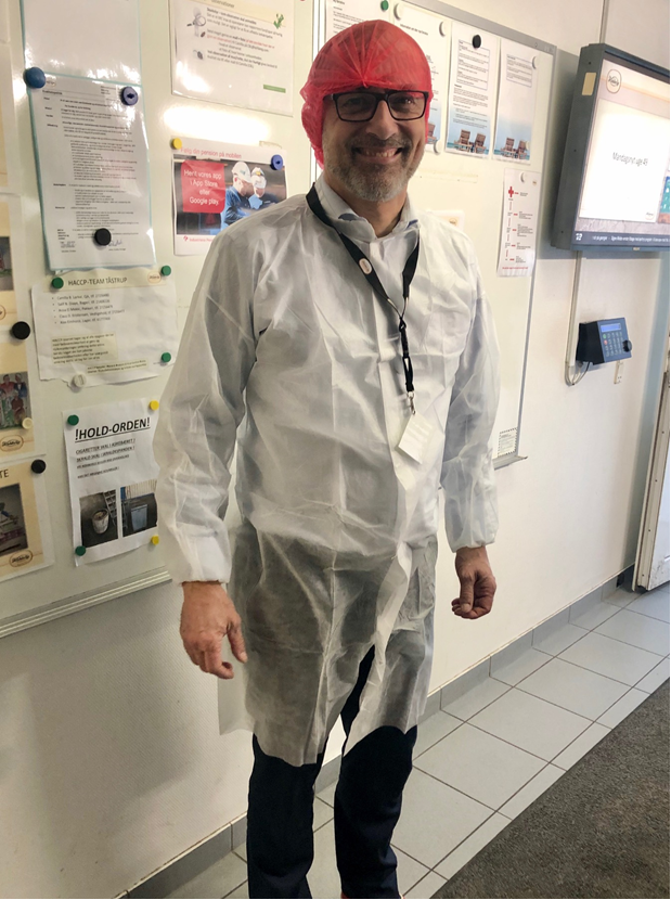 HTKerhverv's tweet photo. Vidste du, at Kohberg Bakery Groups Bageri i Høje Taastrup i spidssituationer kan bage 50.000 krydderboller i timen! Borgmester Michael Ziegler og erhvervsteamet besøgte i sidste uge Kohberg og fik bl.a en snak om værdien af solid lokal arbejdskraft. #lokalearbejdspladser #dkbiz https://t.co/8n4cCOc2QI
