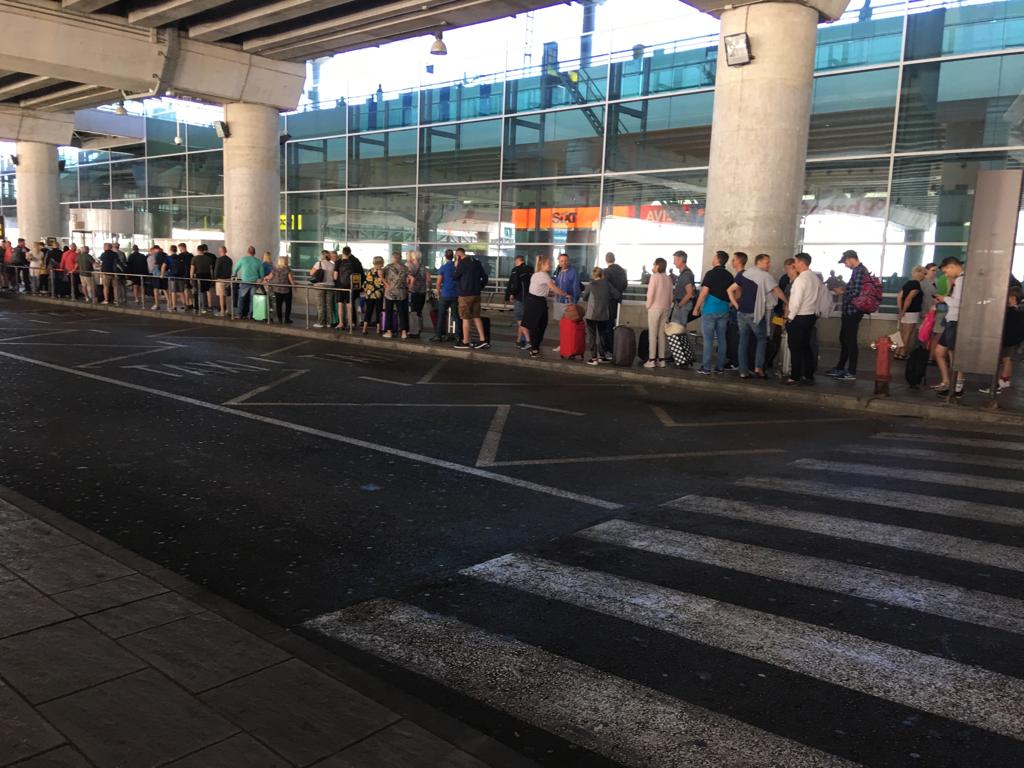 transfer4u_Bnd's tweet photo. Because time is to enjoy, forget the big lines...

We'll be waiting for you in the hall of the airport and from then, ends your journey. The rest of the way to your hotel is a walk...
#TransfersExpressAlicanteBenidorm

Call us... 649 422 876 https://t.co/AWKSCERp6Q