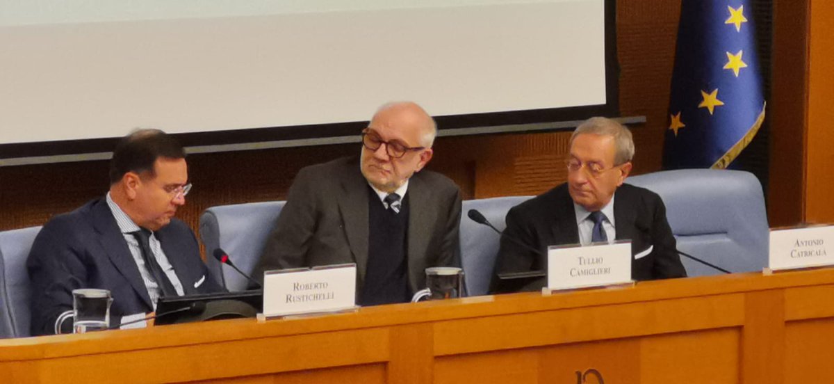 SocialComItalia's tweet image. #RobertoRustichelli Presidente @antitrust_it a #socialcom19: "La rete è un grande valore aggiunto il problema è chi abusa della rete."