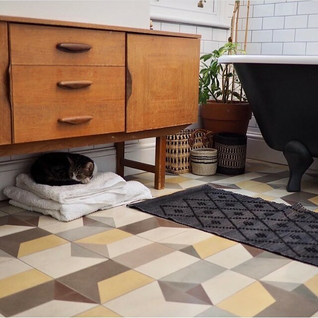 How gorgeous are these tiles in the home of @tinyandthehouse available from @sminkthings ——————————————— ——————————————————————————————
.
.
.

#tuesdaysdaystheme #tiles  #tiledecor #floortiles #walltiles #tileinspiration #tilestyling #tileideas #tiledesi… ift.tt/2E5gEsG