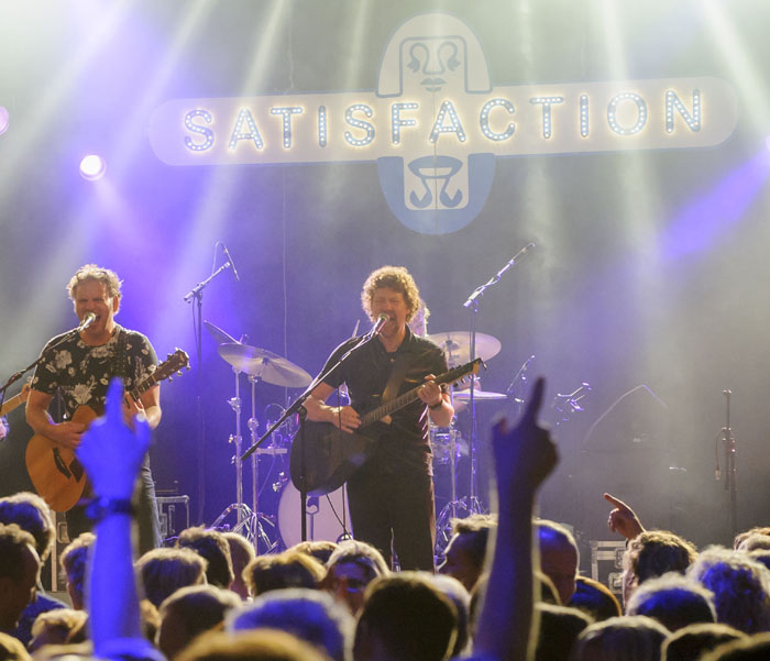 SoosSatisfactio's tweet photo. Zondag 15 december a.s. gaat de officiële kaartverkoop van start van Welcome to Satisfaction met een optreden van Big Bucks &amp; Easy Money. Van 15.00 tot 19.00 uur, Kentering Rosmalen. Gratis toegang. Kaartreservering voor Welcome to Satisfaction (11 jan) : https://t.co/2ByG9FCoX1 https://t.co/jEQC6j8hKo