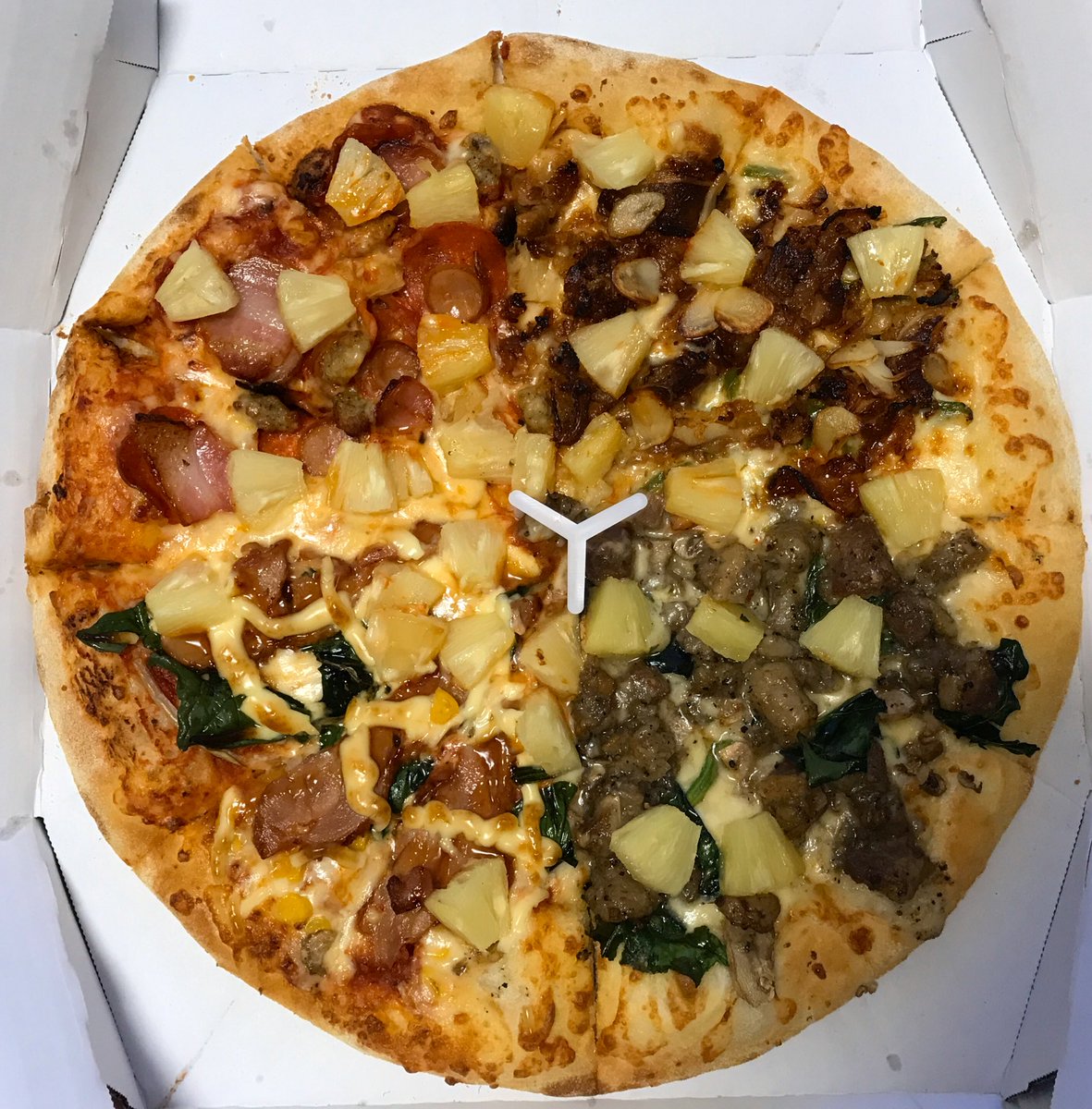 いつき 旅好き可愛いもの好き神戸っ子 ドミノピザ の肉4種ピザ クワトロミートマックス にパイナップル をトッピングして ハワイアンピザ に 手前の左側のが一番美味しかった 一人暮らしでピザlサイズは無謀だけど 楽天デリバリーの半額セールが