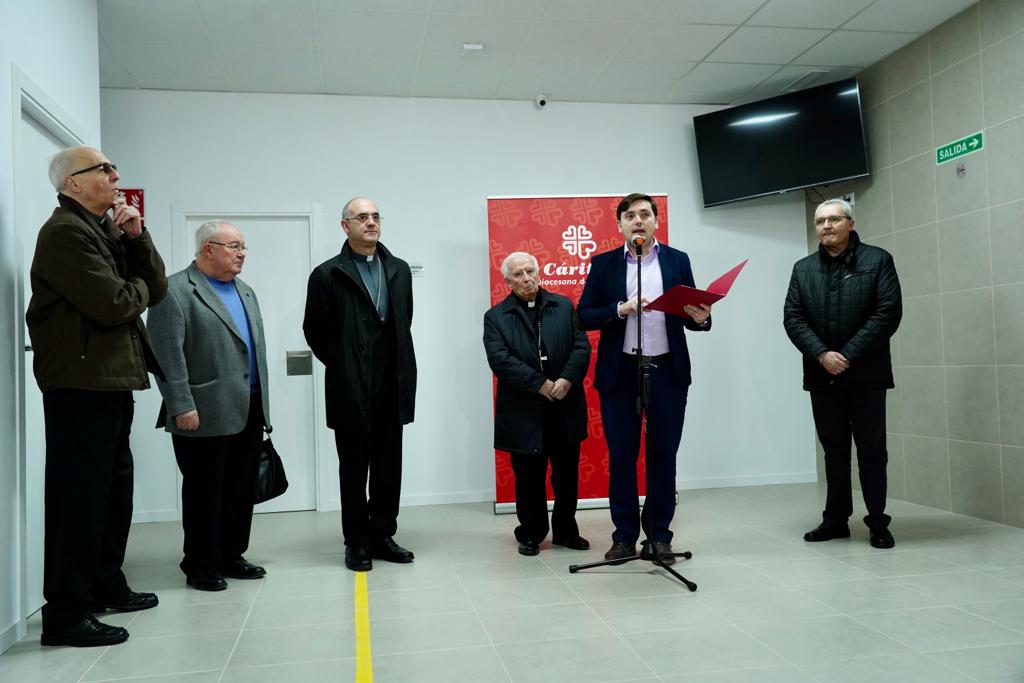 ValenciaCaritas's tweet photo. 🎒 #MomentoCáritas En la inauguración y bendición del nuevo Centro de noche para personas en situación de sin hogar, el Cardenal Cañizares ha dicho: aquí nace ya la #Navidad https://t.co/aRBY9JmyLC