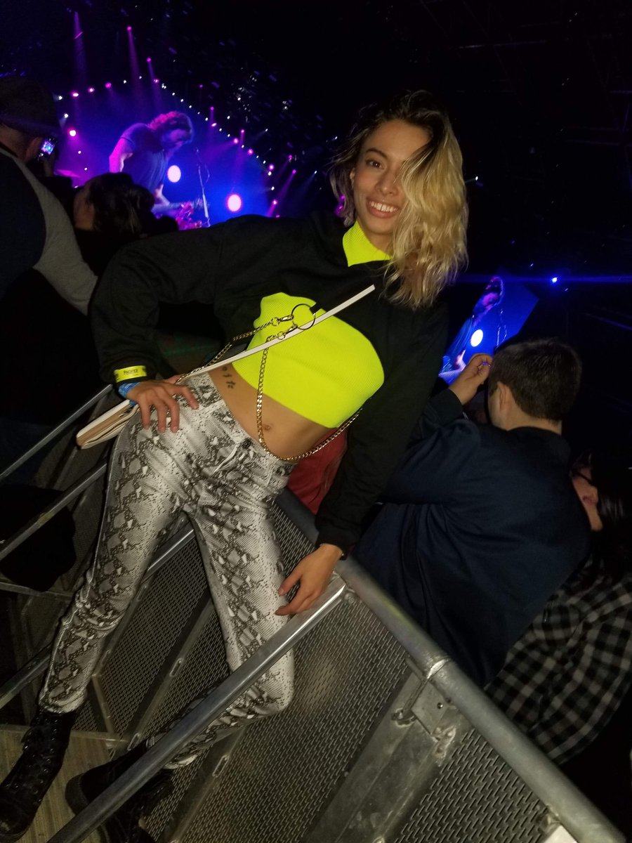 sailorveee's tweet photo. 90% sober, but none of my photos/videos look that way lol
#intersectfest https://t.co/jTs21771UV