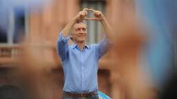 GrinbankDaniel's tweet image. SE VAN!!! Deja un país dividido x haber profundizado la grieta con marketing q trato de tapar su horrible gestión q incrementó la pobreza al 41%, la infantil al 59%, una deuda de U$200.000M p/4 años próx. Corruptos está foto q demuestra q ni gesticulando puede tener corazón