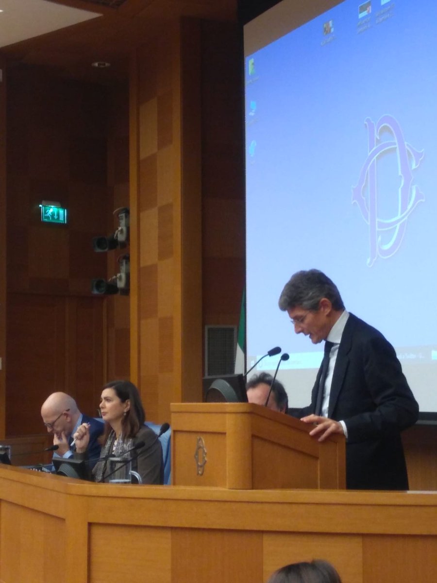 SocialComItalia's tweet image. . @andreamartella a #socialcom19 : "La domanda di informazione è in crescita mentre si stanno abbassando i livelli di affidabilità."