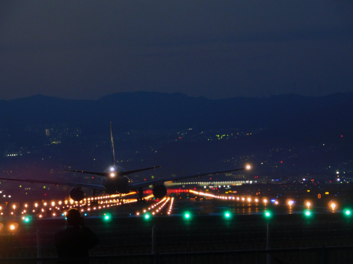 夜の滑走路