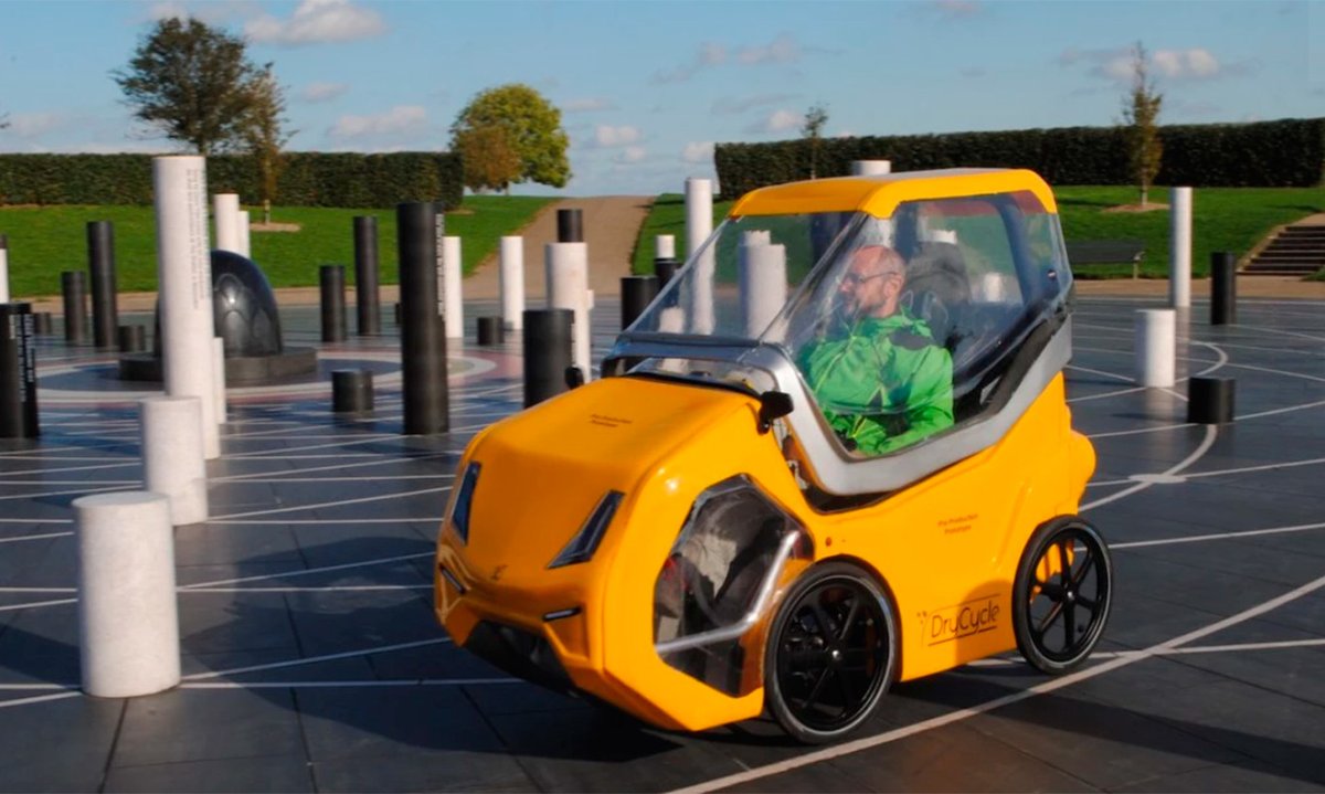 No es un coche... ¡es una #bici! Cuenta con un motor eléctrico que asiste a la pedalada en ascensos.

¿Te imaginas las calles llenas de este tipo de #vehículos?  bit.ly/36lYFu6