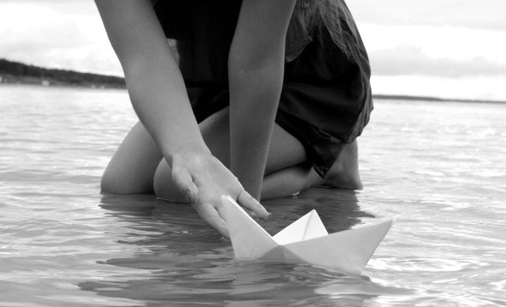 Блокнот и ручка на столе. Paper thoughts. Человек самовыражается. Девочка с корабликом. Фигура мысль облако.