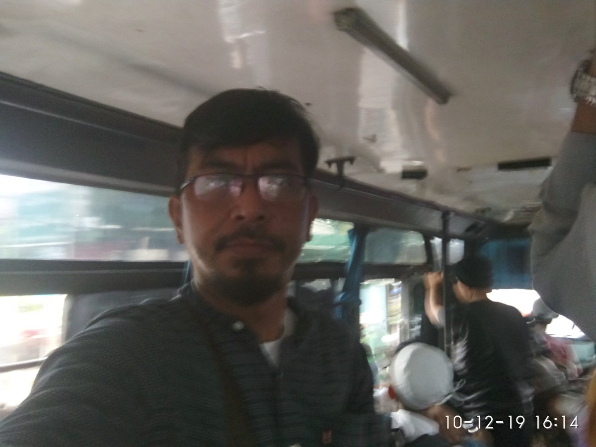 GirsangEdysa's tweet photo. Blusukan di Ibu kota, emang pejabat aja yg bisa. Angkutan umum sekarang supir sekaligus kenek.
Edisi ngirit. Hahaha https://t.co/Pw6Y7tBX8R