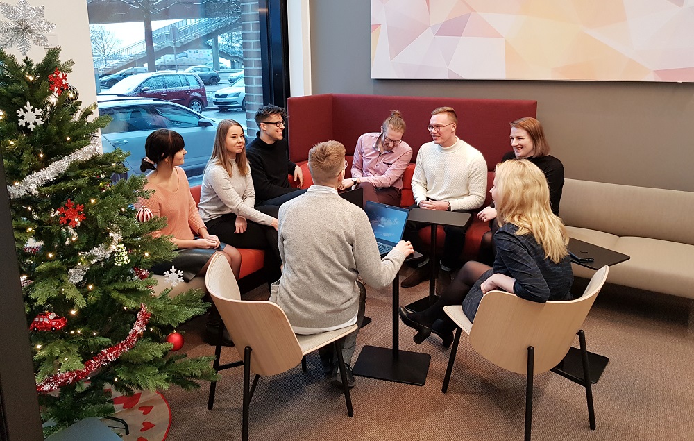 Täällä ollaan uusissa tiloissa! Tästä päivästä lähtien työskentelemme Sörnäisissä osoitteessa Lintulahdenkuja 2. 🌇Tervehdys myös naapureillemme <a href="/DVVfi/">Digi- ja väestötietovirasto</a> <a href="/Energiavirasto/">Energiavirasto</a> ja @ihhelsinki !