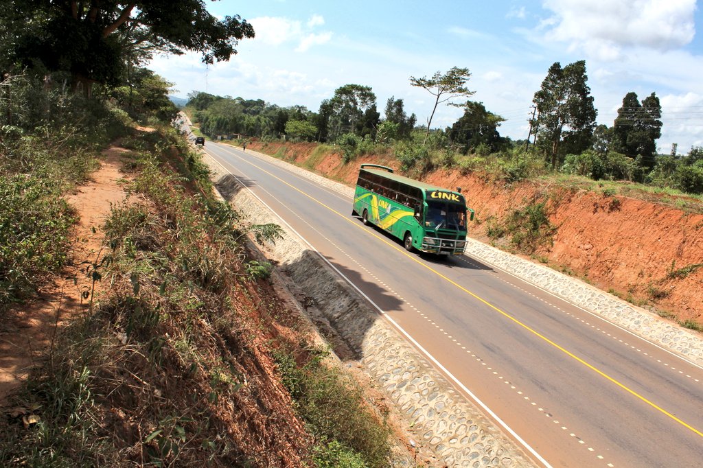 UNRA_UG's tweet photo. 📸Nansana—Busunju road: Now complete✅. The recently rehabilitated highway is now a major growth〽️ factor to the townships of #Nansana, #Wakiso, #Kakiri, #Nadangira and #Busunju with improved connectivity to Kiboga, &amp; Hoima districts. #UNRAworks https://t.co/hHR7gHaUv7