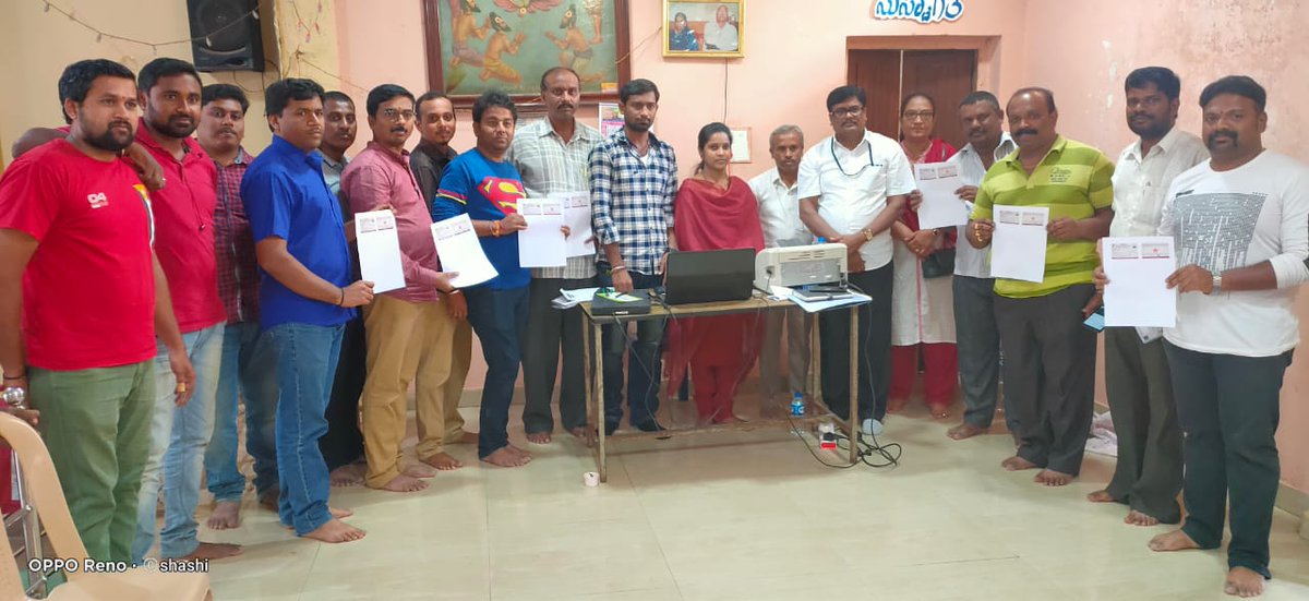 LoTumkur's tweet photo. ತುಮಕೂರಿನ ಕಾರ್ಮಿಕ ನಿರೀಕ್ಷಕರು 2ನೇ ವೃತ್ತದಲ್ಲಿ , PMSYM ಹಾಗೂ NPTSEP ಯೋಜನೆಗಳ ಬಗ್ಗೆ ಮಾಹಿತಿ ನೀಡಿ. ಕಾರ್ಮಿಕರು/ವ್ಯಾಪಾರಿಗಳು/ಸ್ವಯಂ ಉದ್ಯೋಗಿಗಳಿಗೆ ರಾಷ್ಟ್ರೀಯ ಪಿಂಚಣಿ ಯೋಜನೆಯಡಿ ನೋಂದಾಯಿಸಿ, ಫಲಾನುಭವಿಗಳಿಗೆ ಸ್ವಾರ್ಟ್ ಕಾರ್ಡ ವಿತರಿಸಲಾಯಿತು.-ಸಭಾಷ್ ಎಂ. ಆಲದಕಟ್ಟಿ, ಕಾರ್ಮಿಕ ಅಧಿಕಾರಿ, ತುಮಕೂರು. https://t.co/QZKvJtx2bk