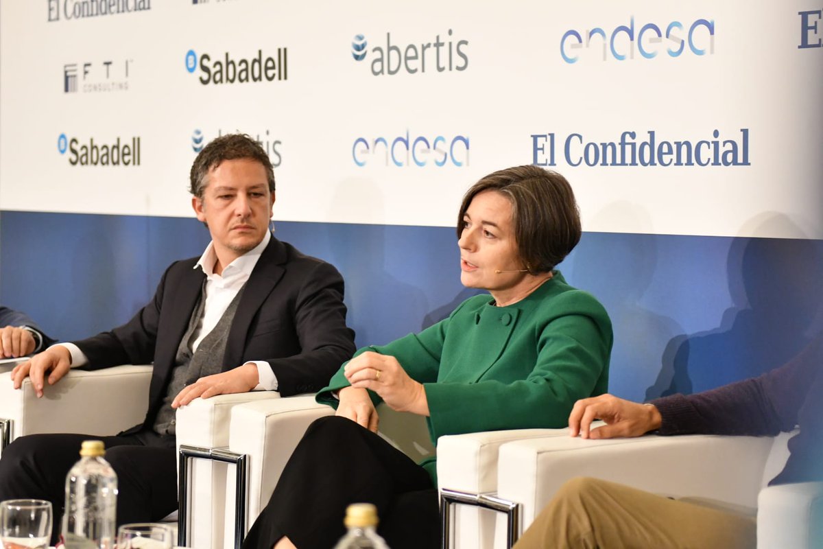 Cotizalia's tweet photo. Valerie Cazalot, bussiness dievelopment director de @BancoSabadell renting: "El coche eléctrico está aquí, con mejor tecnología y más opciones. No obstante, nuestros clientes tienen preocupaciones: son caros y no tienen toda la autonomía necesaria" #ECMobility https://t.co/8Wm9J1WKXs