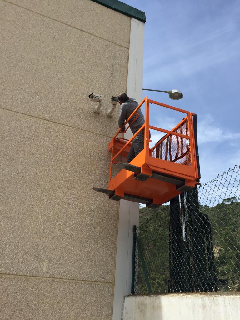 mrpcinformatica's tweet image. Instalación de #cámaras de videovigilancia en la nave del Ayuntamiento de #Benahavis.

📞 +34 951 969 033
 💡 bit.ly/2tx1bML 

#MRInformatica #Marbella #Informática #Technology 
#CamarasIP #SistemadeVideovigilancia