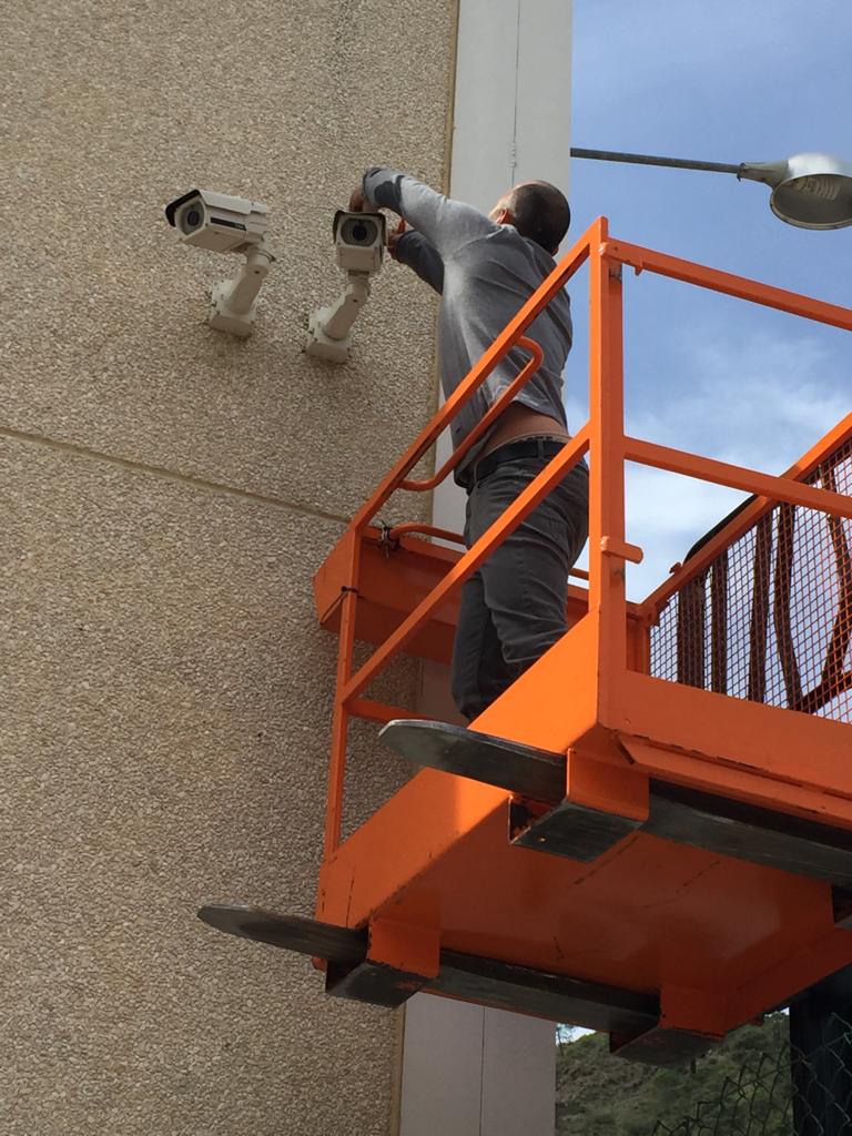 mrpcinformatica's tweet image. Instalación de #cámaras de videovigilancia en la nave del Ayuntamiento de #Benahavis.

📞 +34 951 969 033
 💡 bit.ly/2tx1bML 

#MRInformatica #Marbella #Informática #Technology 
#CamarasIP #SistemadeVideovigilancia
