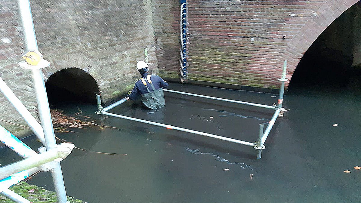 Geen dagelijkse kost! Voor @NicodeBont hebben we een #steiger geplaatst in een #gracht in 's-Hertogenbosch. De steiger is ten behoeve van het vernieuwen van de muur, welke beschadigd is door boomwortels.

#steiger #grachten #denbosch