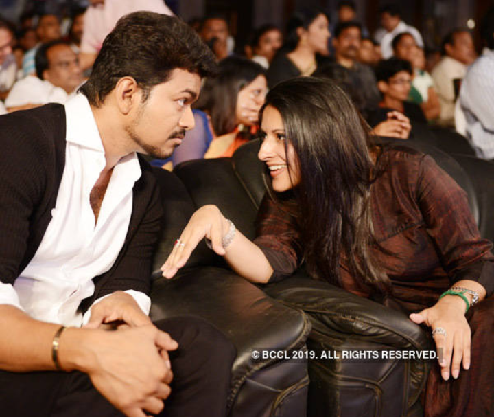 Continuing the thread with some more pics 7) In  #Thalaivaa audio launch Sangeetha anni and  #ThalapathyVIJAY anna in another small convo  #Bigil  #Thalapathy64