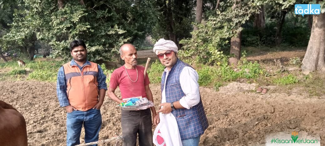 fm_tadka's tweet photo. #KisaanMeriJaan season-2
@tadkarjrahul distributed thank you #gifts to farmers and his family in village #Paltipur #Shahzadpur.
#KMJ #Day2 #FMTadka #ApniSuno @icarindia
 @FCI_India @AgriGoI https://t.co/faOQQthaN5