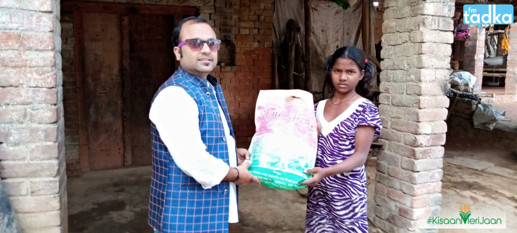 fm_tadka's tweet photo. #KisaanMeriJaan season-2
@tadkarjrahul distributed thank you #gifts to farmers and his family in village #Paltipur #Shahzadpur.
#KMJ #Day2 #FMTadka #ApniSuno @icarindia
 @FCI_India @AgriGoI https://t.co/faOQQthaN5