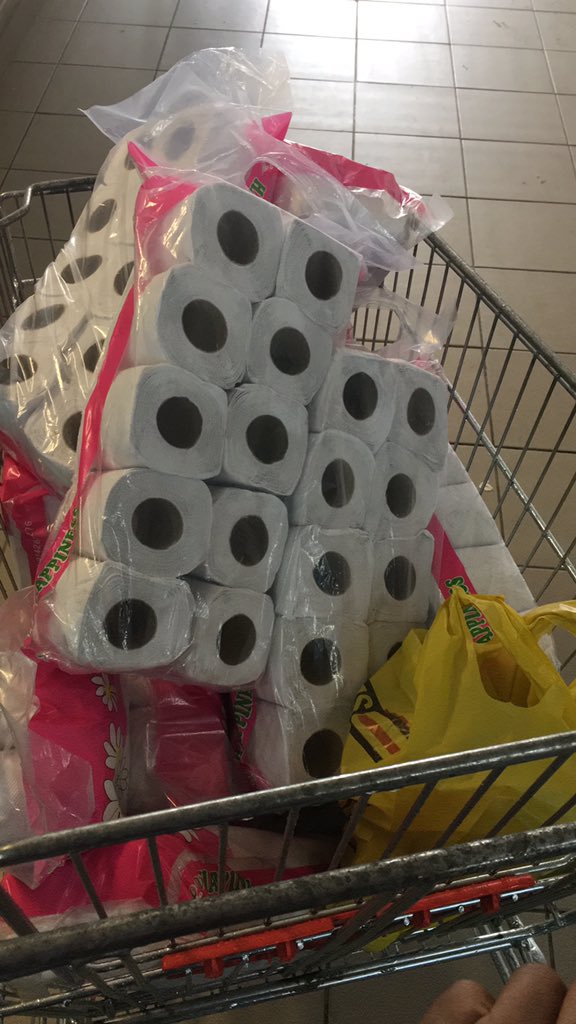MotseoConnie's tweet photo. #floodingintshwane It's not how much we give but how much love we put into giving.😇😇 God bless you families that are affected by the rain #Floods #MamelodiFloods . We will be at Mamelodi donating sanitary and food for the affected families https://t.co/kqCpc4df1Z