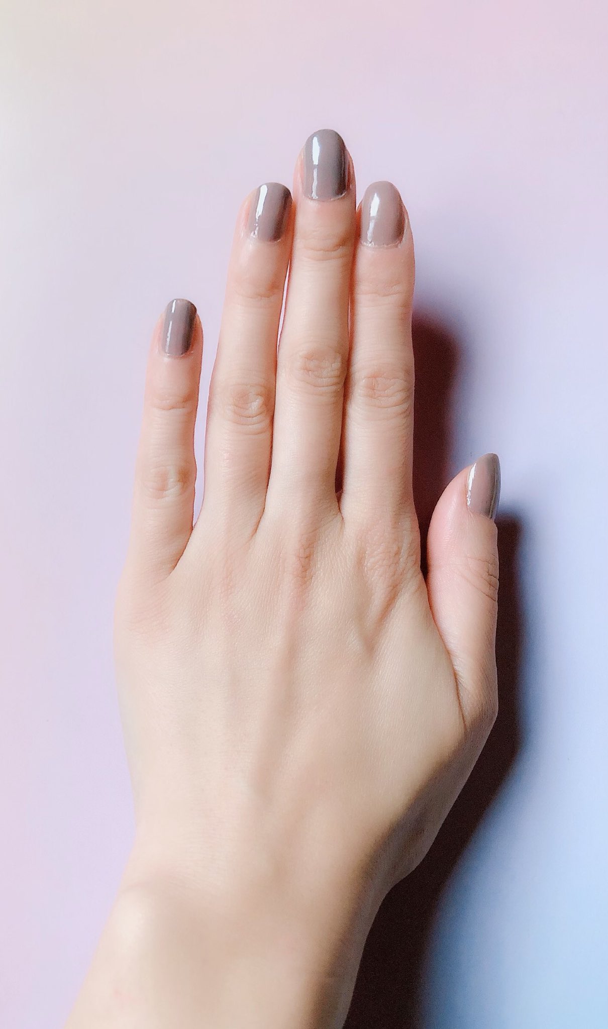 Heroin Dior ヴェルニ 403 Palais Royal ハンサムでクールなスモーキーグレージュ ひと塗りでこの発色 気が付けばもう乾いてるので超せっかちな私のためにあるようなネイル ディオールのネイル はコシがある平筆がとにかく塗りやすいのでセルフネイルが