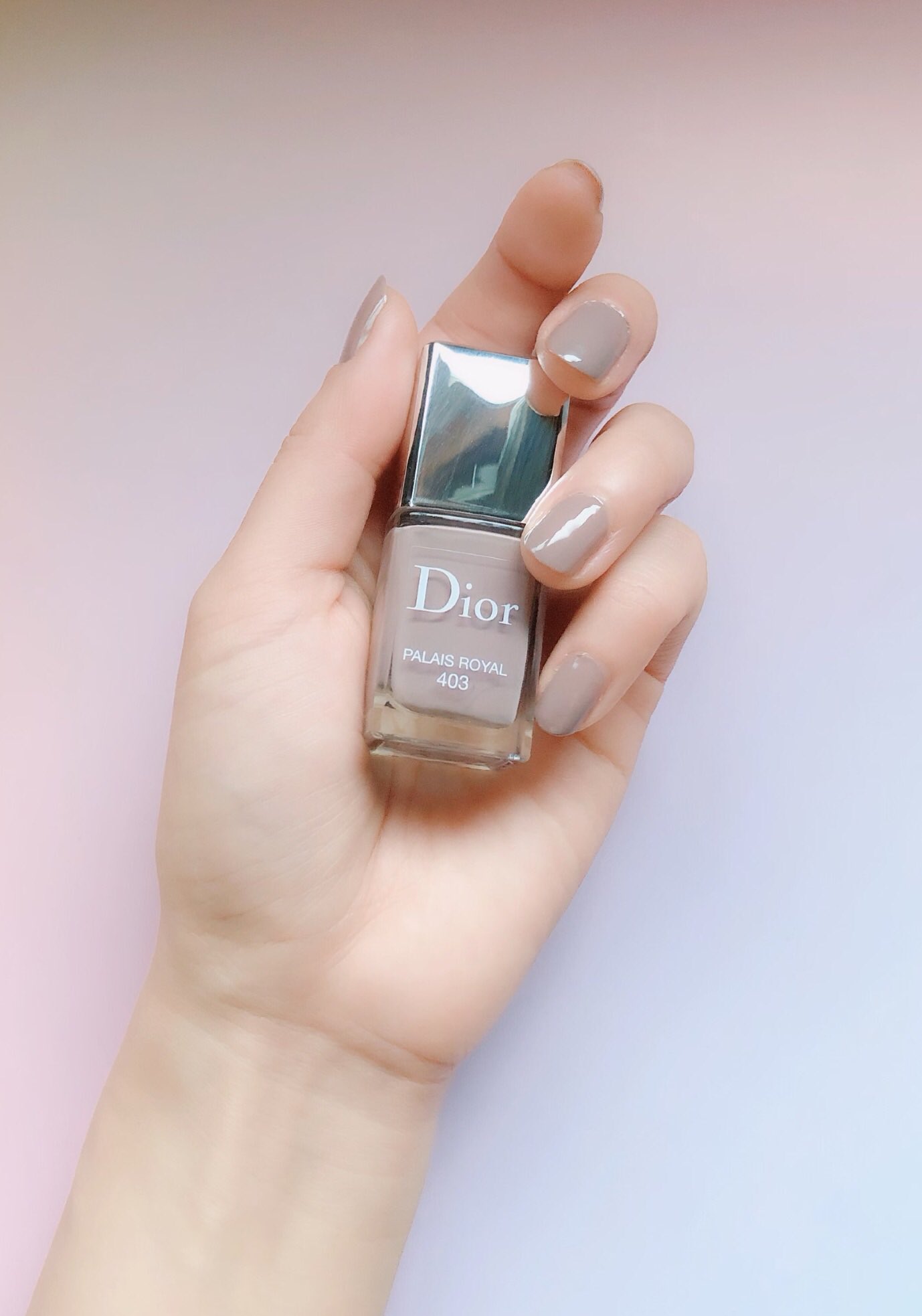 Heroin Dior ヴェルニ 403 Palais Royal ハンサムでクールなスモーキーグレージュ ひと塗りでこの発色 気が付けばもう乾いてるので超せっかちな私のためにあるようなネイル ディオールのネイル はコシがある平筆がとにかく塗りやすいのでセルフネイルが Heroin Dior ヴェルニ 403 Palais Royal ハンサムでクールなスモーキーグレージュ ひと塗りでこの発色 気が付けばもう乾いてるので超せっかちな私のためにあるようなネイル ディオールのネイル はコシがある平筆がとにかく塗りやすいのでセルフネイルが