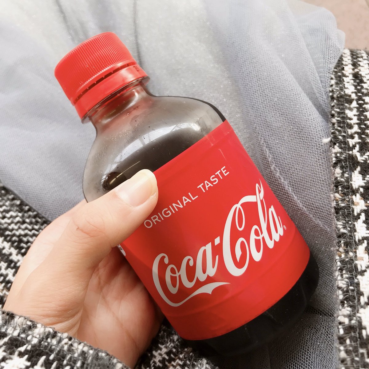大西亜玖璃 コーラとか炭酸のドリンクのフタを開けると ドライアイスを水に浸したときに出る白い煙のような空気がふわふわ出るの それを見るのが好き 小さい頃 弟がそれを発見した以来 フタを開けたとき気になっちゃうんだ その空気の 大西亜玖璃 コーラとか炭酸のドリンクのフタを開けると ドライアイスを水に浸したときに出る白い煙のような空気がふわふわ出るの それを見るのが好き 小さい頃 弟がそれを発見した以来 フタを開けたとき気になっちゃうんだ その空気の
