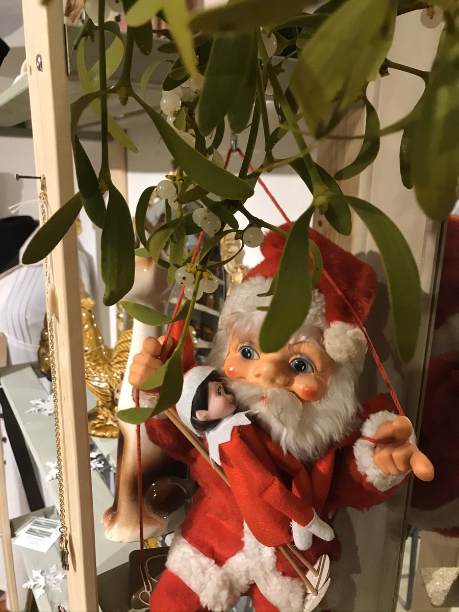 Uh oh-Betty has found the mistletoe! Run Santa, Ruuuuuun 😂
#wesawbettykissingsantaclaus #harrogateantiques #christmasinharrogate #xmasshopping #retroxmas #elfontheshelf #shoplocal #shopeco