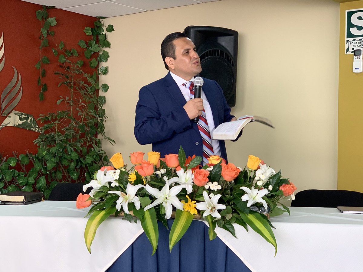 josechasiempre's tweet photo. Pr. Enzo: “No son los grandes hombres los que transforman el mundo, sino los débiles y pequeños, puestos en las manos de un Dios grande” @ClinicaCAJ @HeyssenCordero @UPeUOficial @prertonkohler @mperezschulz https://t.co/TSBykiqLSW