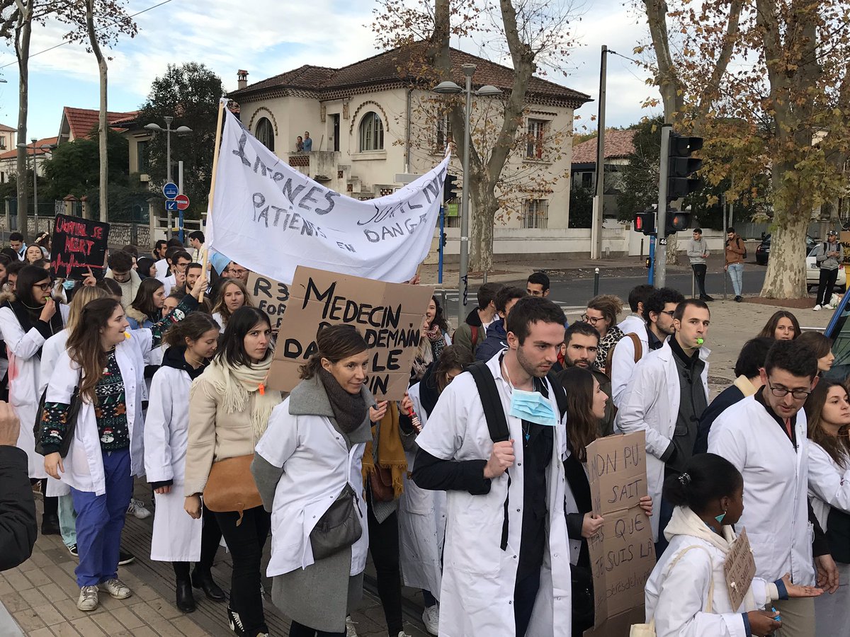 July_Beghin's tweet photo. #grevedesinternes à Montpellier ! 500 internes dans les rues ! Plus de 800 en grève dans toute la région ! #pasdespions #FormationEnRegression @ISNItwit @silr34 @MinSoliSante https://t.co/trBjfUlxry