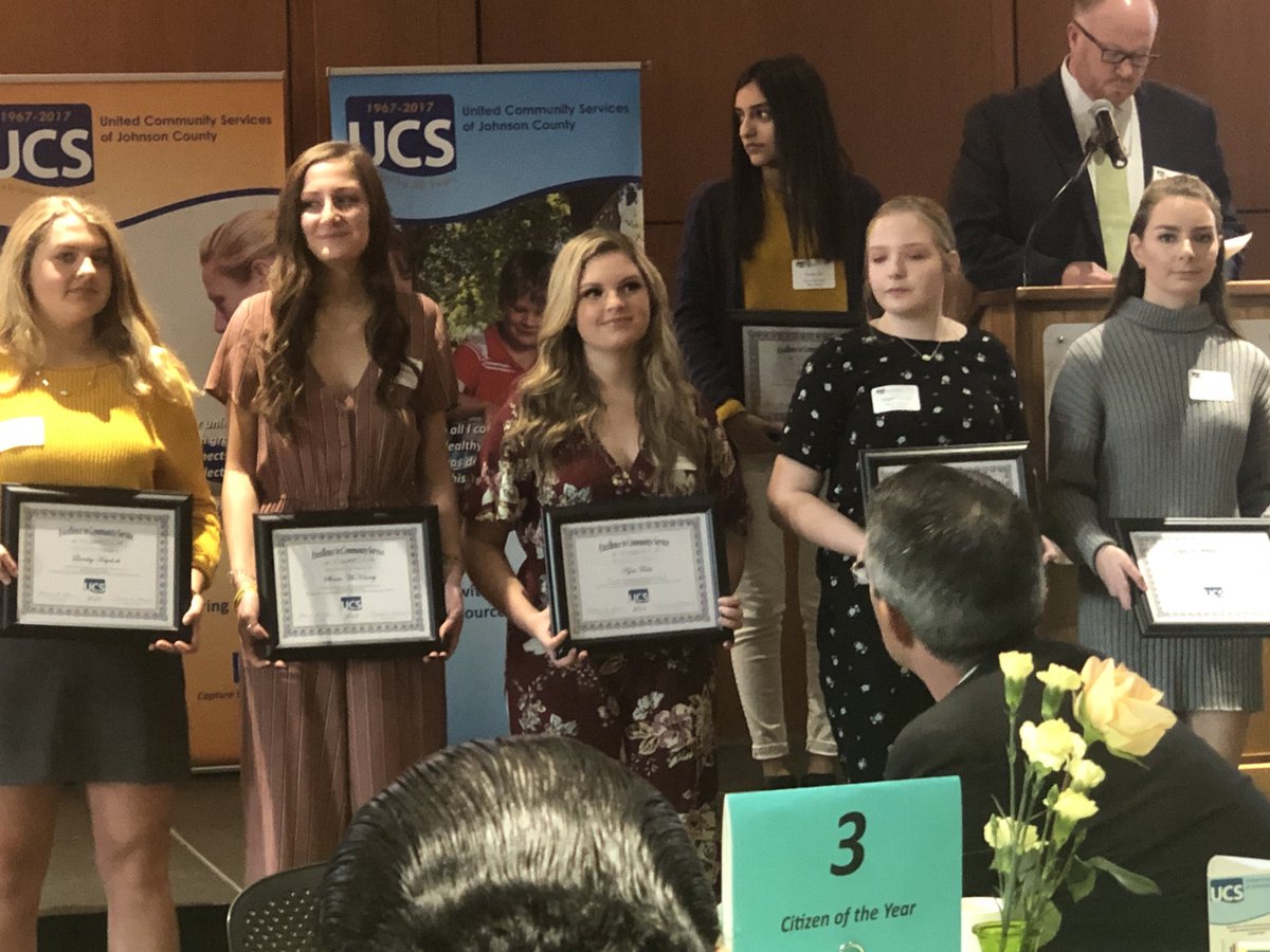 ksuburke's tweet photo. Sloane McKinney and Kyra Fuchs SHHS student ambassadors to #zeroreasonswhy receive United Community Services Excellence in Community Service Award ⁦@SHSchools⁩ https://t.co/uWc2Z2SqNs