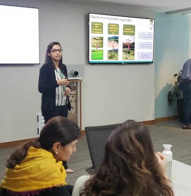 SistemaCNA's tweet photo. Bárbara Evelyn, Coordenadora do Senar, fala sobre o projeto FIP Paisagens Rurais, iniciativa que vai atender quatro mil produtores em sete estados do bioma Cerrado, durante o Encontro de Projetos de Agricultura do Banco Mundial, agora pela manhã.
#FIPPaisagens #ABCCerrado https://t.co/mjRHylkVsr