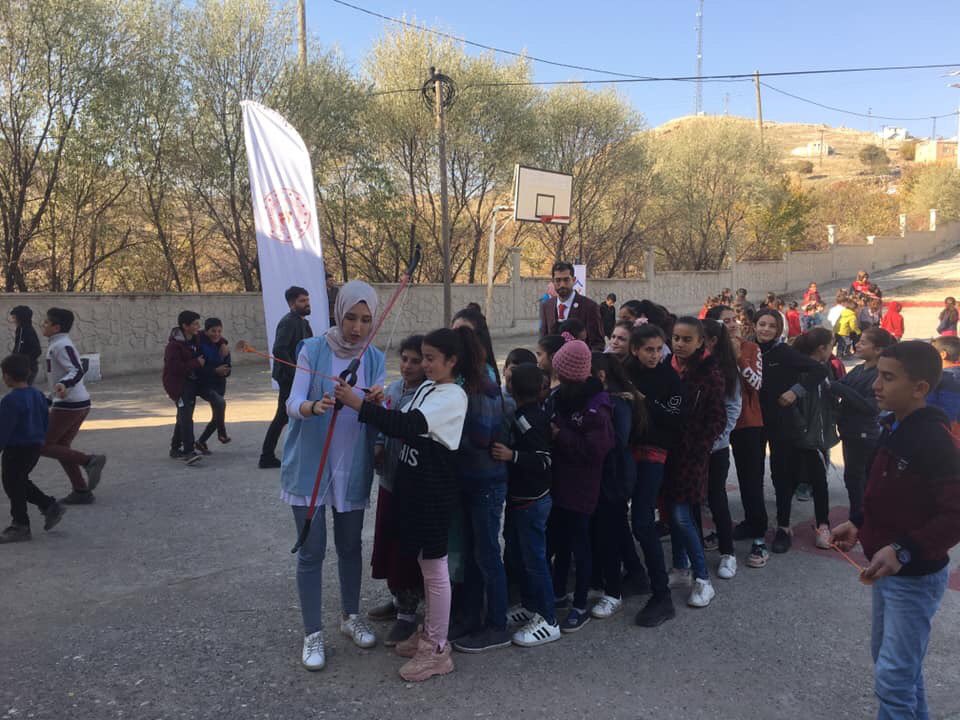 GSB_MardinGM's tweet photo. ‘Mardin Mobil Gençlik Merkezi 2’ projemiz, gençlerin olduğu her yerde olmaya devam ediyor. 
Gönüllü gençlerimiz ile beraber bu gün Artuklu ilçemize bağlı Bağlıca İlk ve Ortaokulundaki gençlerle bir araya geldi.
😊🏀🎾🏐🏓🏸🎯
#GPDP
#GenclikProjeleri
#GönüllülükYılı
#Gençlerİçin https://t.co/DSuNWyaY9q