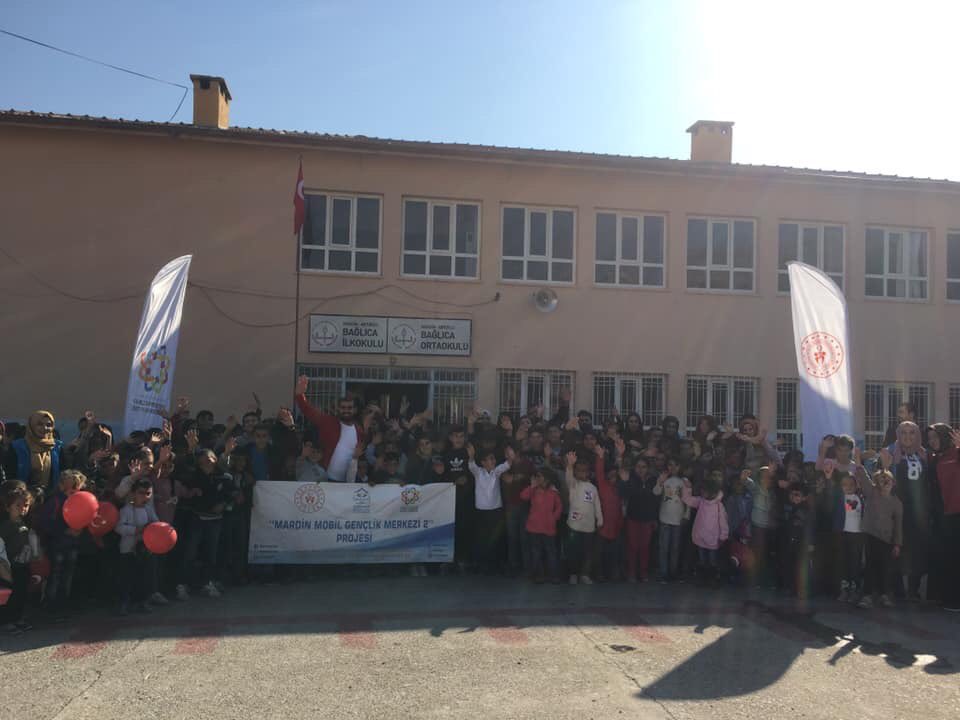 GSB_MardinGM's tweet photo. ‘Mardin Mobil Gençlik Merkezi 2’ projemiz, gençlerin olduğu her yerde olmaya devam ediyor. 
Gönüllü gençlerimiz ile beraber bu gün Artuklu ilçemize bağlı Bağlıca İlk ve Ortaokulundaki gençlerle bir araya geldi.
😊🏀🎾🏐🏓🏸🎯
#GPDP
#GenclikProjeleri
#GönüllülükYılı
#Gençlerİçin https://t.co/DSuNWyaY9q