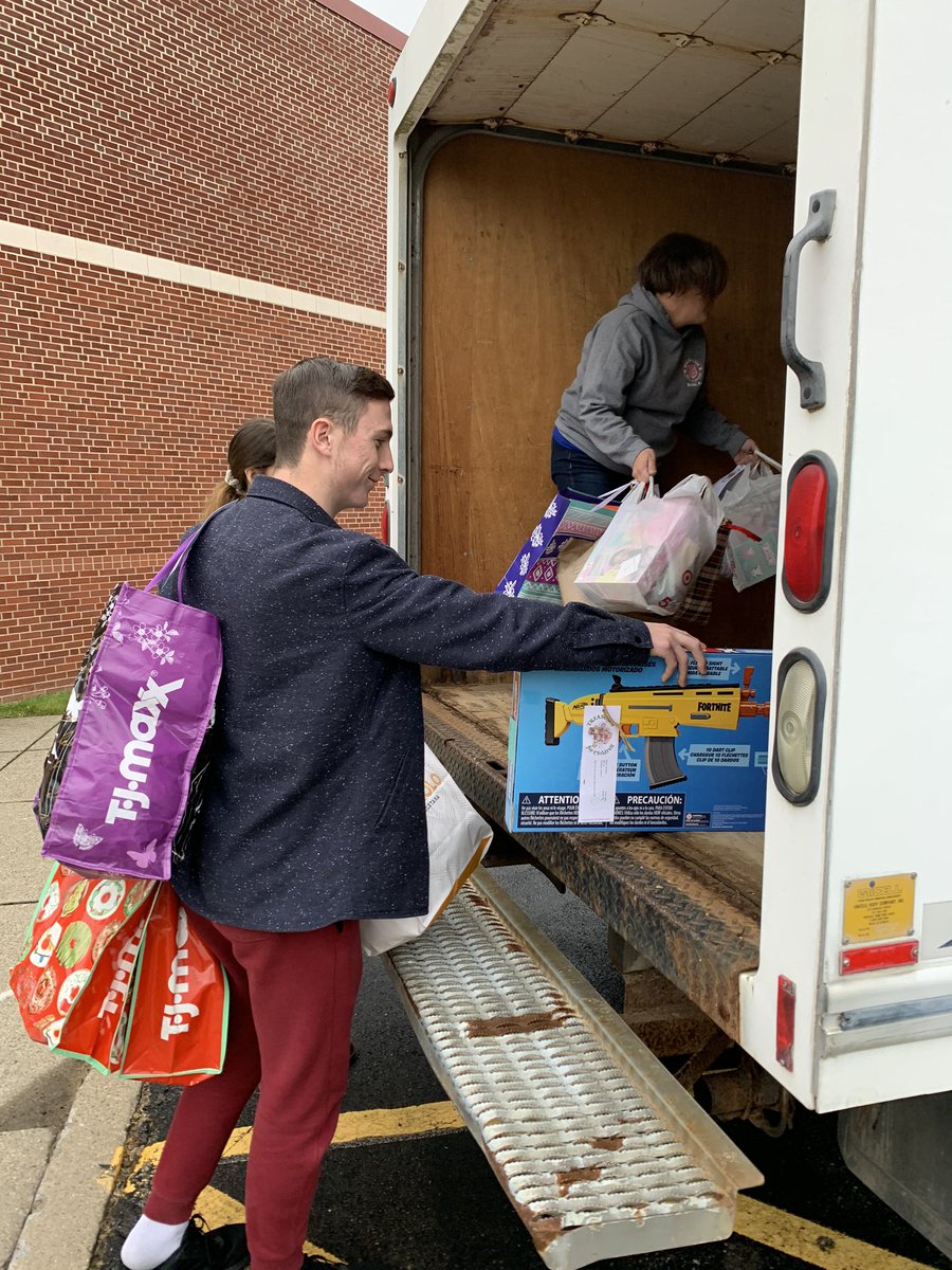 fraupeters's tweet photo. German National Honor Society Members helped pack the Salvation Army van with gifts for 100 needy children in our area. Thank you to all who contributed. 🎄🚴🏻♂️🧸🎁🛍#froheweihnachten #wehavegreatthingstodo https://t.co/gaFrNp8IP0