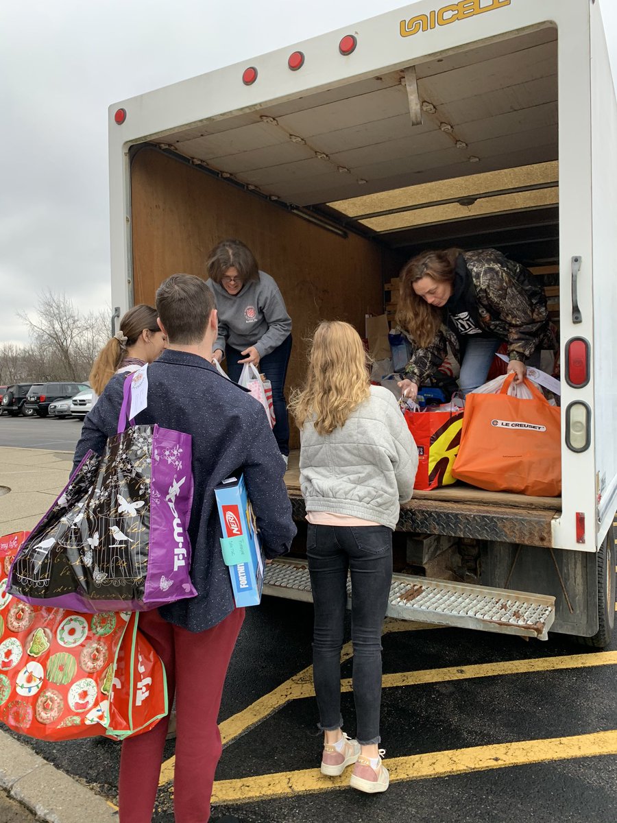 fraupeters's tweet photo. German National Honor Society Members helped pack the Salvation Army van with gifts for 100 needy children in our area. Thank you to all who contributed. 🎄🚴🏻♂️🧸🎁🛍#froheweihnachten #wehavegreatthingstodo https://t.co/gaFrNp8IP0