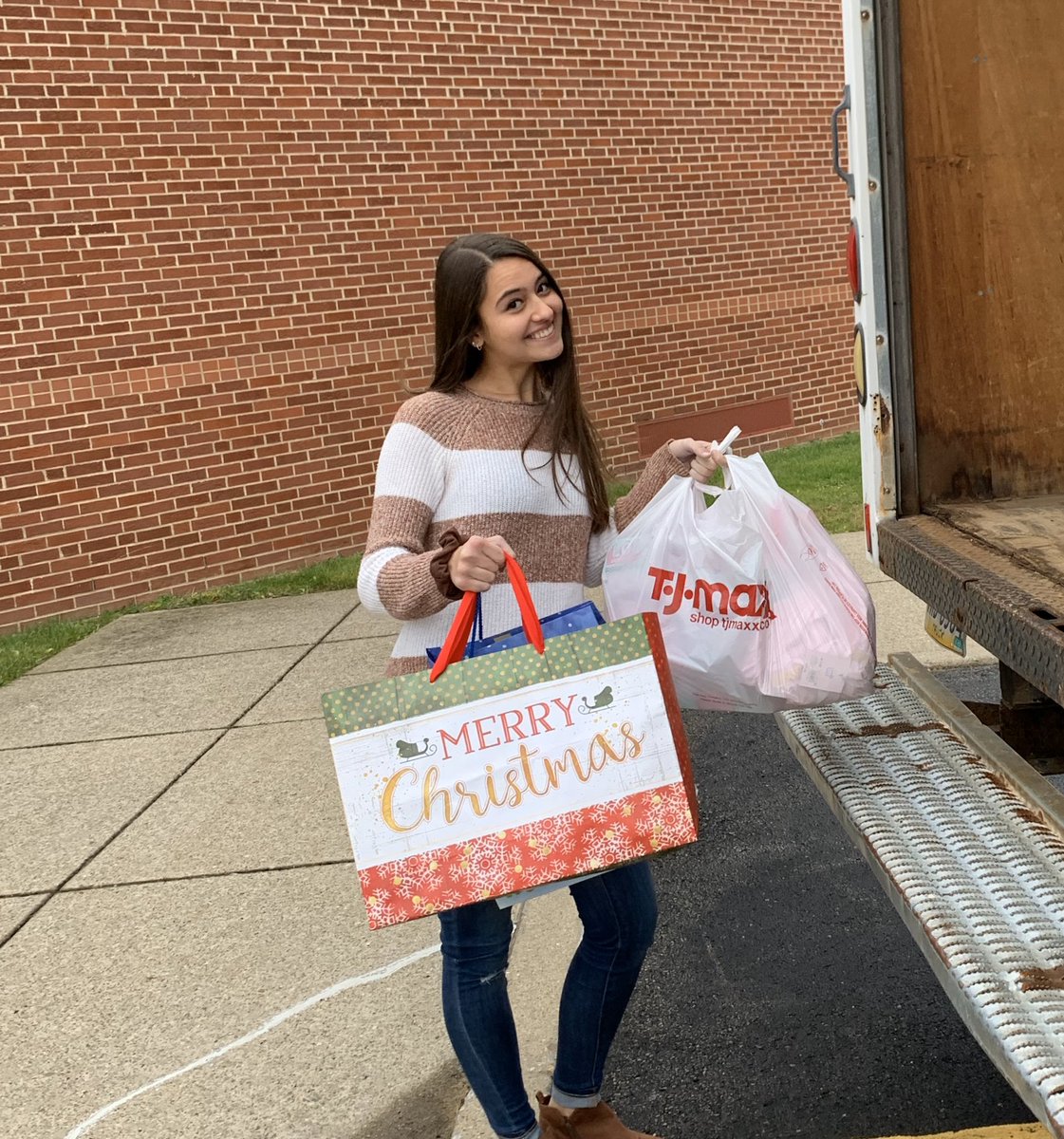fraupeters's tweet photo. German National Honor Society Members helped pack the Salvation Army van with gifts for 100 needy children in our area. Thank you to all who contributed. 🎄🚴🏻♂️🧸🎁🛍#froheweihnachten #wehavegreatthingstodo https://t.co/gaFrNp8IP0