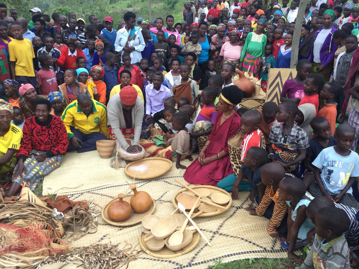 RwandaMuseums's tweet photo. Turashimira ubuyobozi bwa @NyanzaDistrict @Erasmen bwifatanije natwe mu gusobanura amateka y’#AmaribaYaMutende,ndetse abahaturiye bashishikarizwa kubungabunga ibimenyetso byahashyizwe. https://t.co/y20AAvjRqs