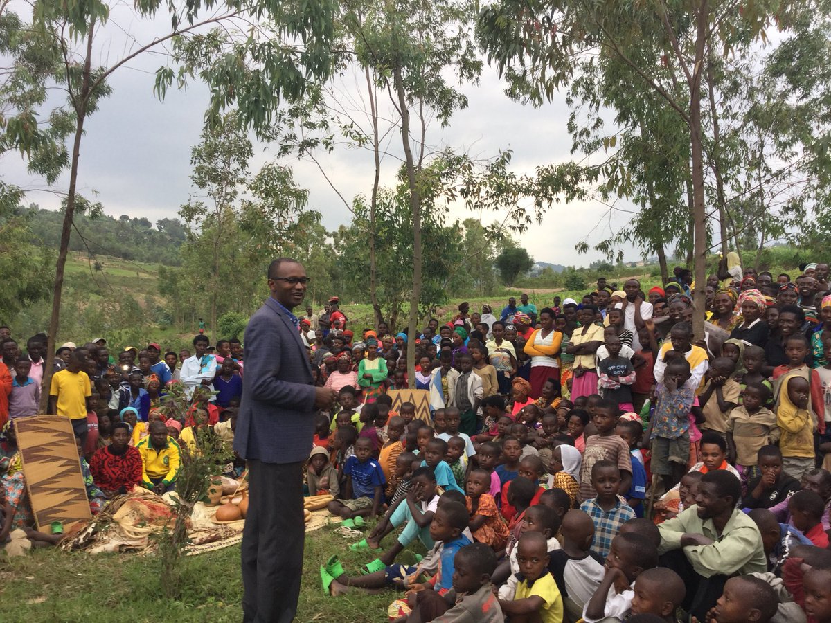 Turashimira ubuyobozi bwa <a href="/NyanzaDistrict/">Nyanza District</a> <a href="/Erasmen/">Erasme NTAZINDA</a> bwifatanije natwe mu gusobanura amateka y’#AmaribaYaMutende,ndetse abahaturiye bashishikarizwa kubungabunga ibimenyetso byahashyizwe.