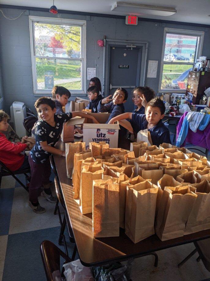 DmvPal's tweet photo. 🗣WE HAVE THE BEST PAL KIDS IN THE WORLD 

The kids at #JosephLeeRec spent their free time preparing meals &amp; writing letters of #encouragement for the homeless in their community😭👏

We’re so proud to have #PALKids truly dedicated to helping their community💙 

#DMVPAL #WeArePAL https://t.co/44UmfRcrcE